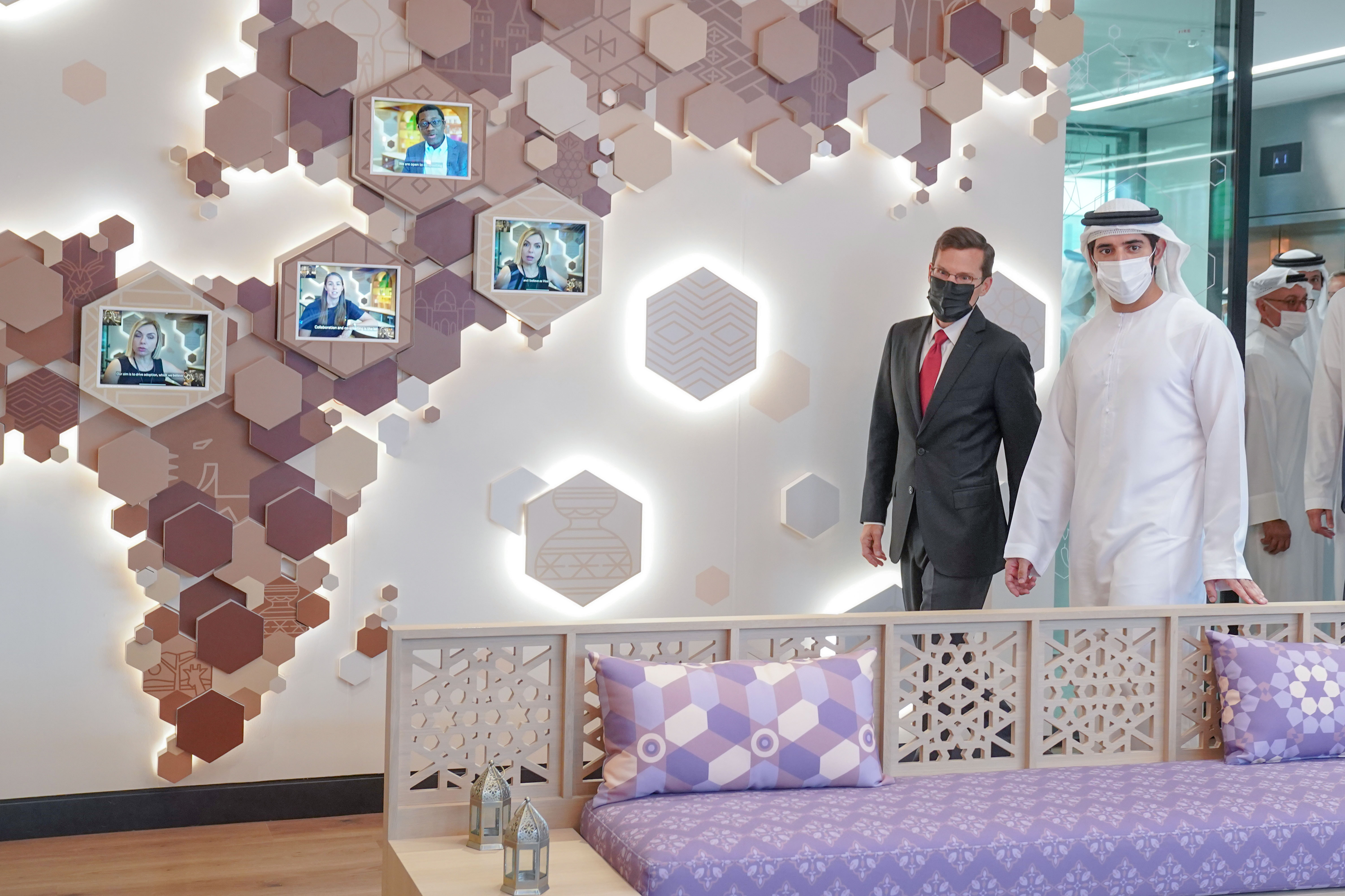 حمدان بن محمد يزور المقر الإقليمي الجديد لـ Visa في مدينة دبي للإنترنت